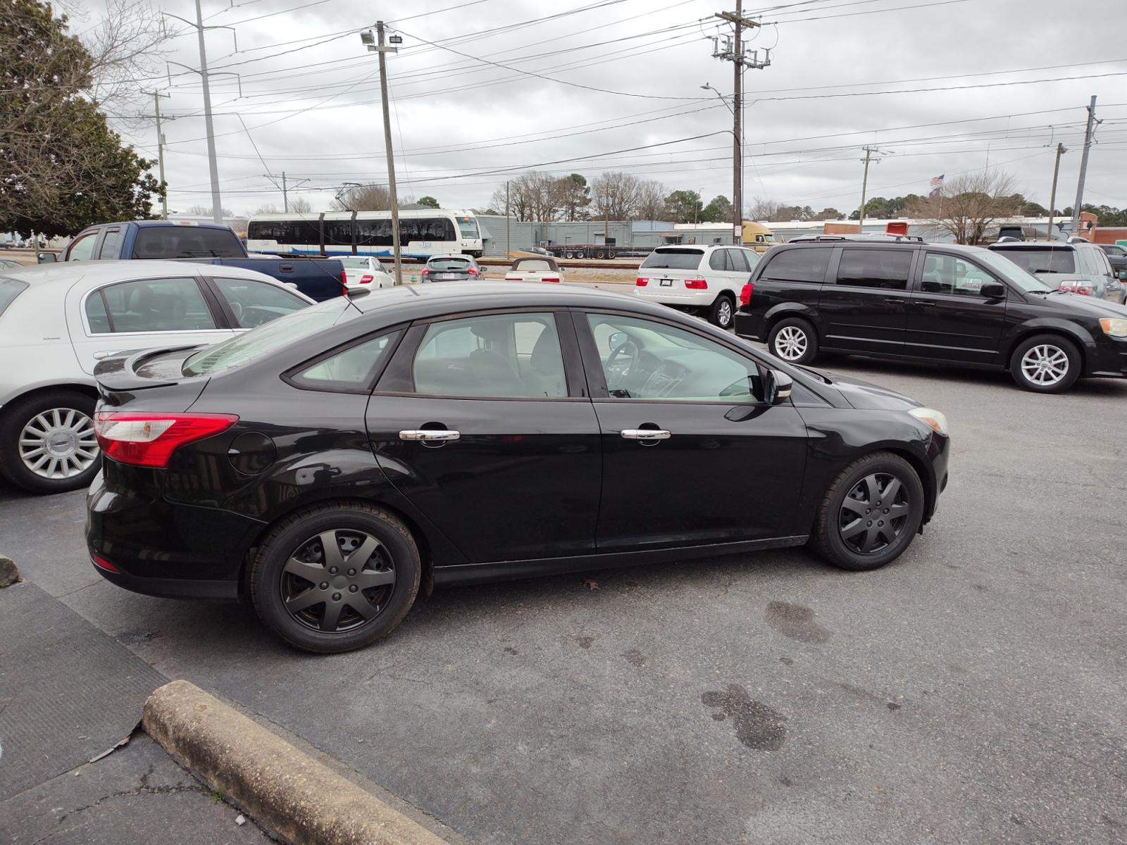 2014 Black Ford Focus (1FADP3F27EL) , Automatic transmission, located at 5700 Curlew Drive, Norfolk, VA, 23502, (757) 455-6330, 36.841885, -76.209412 - Photo #16